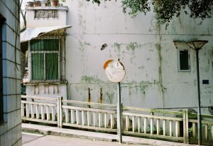 Comparativa visual de rebranding. eliminando el efecto gotelé en la comunicación para lograr una identidad de marca moderna y profesional.